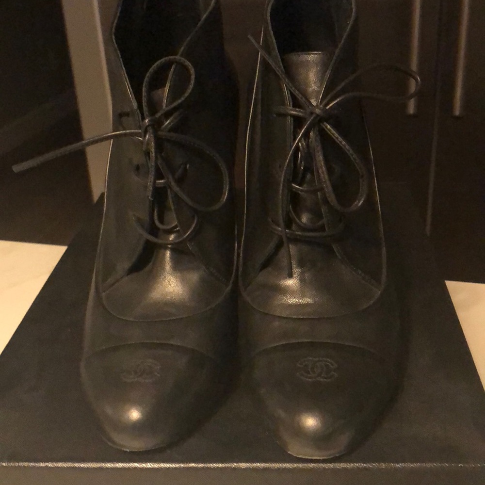 39.5 Chanel black lace up ankle boots. - Picture 2 of 5